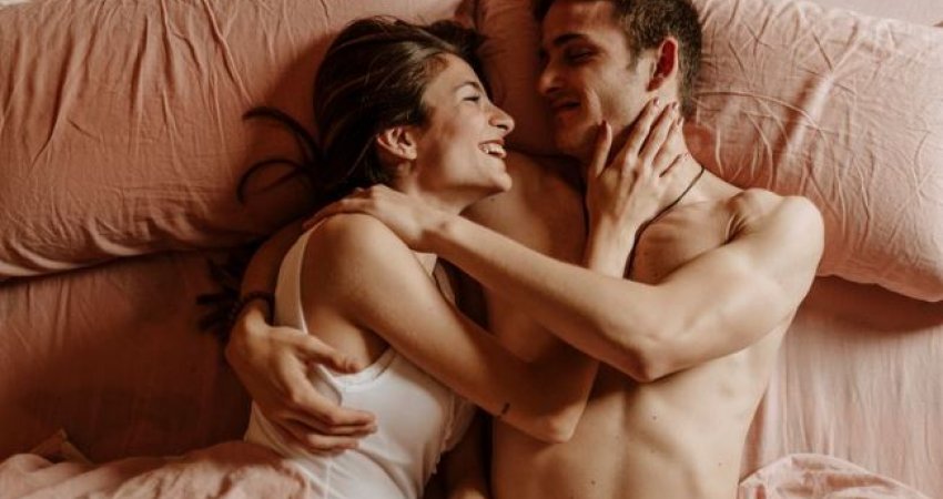 Sipas shkencës, burrat duan më shumë seks në dimër