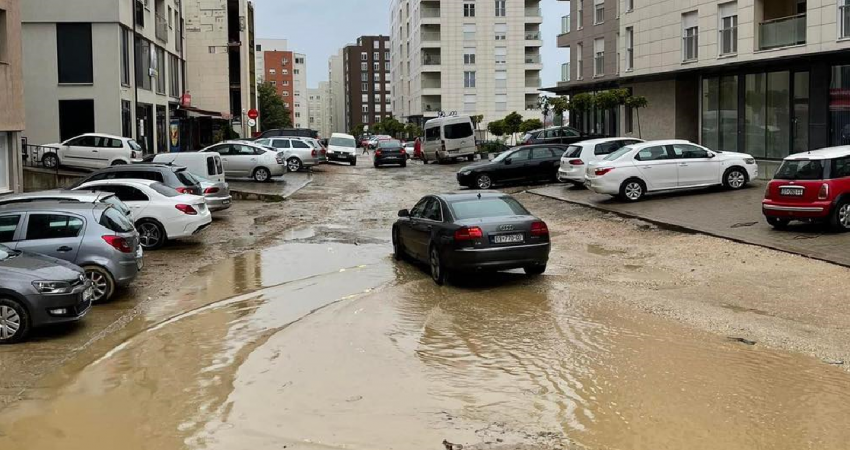 Pamja që merr një prej rrugëve në Prishtinë, pas reshjeve të shiut