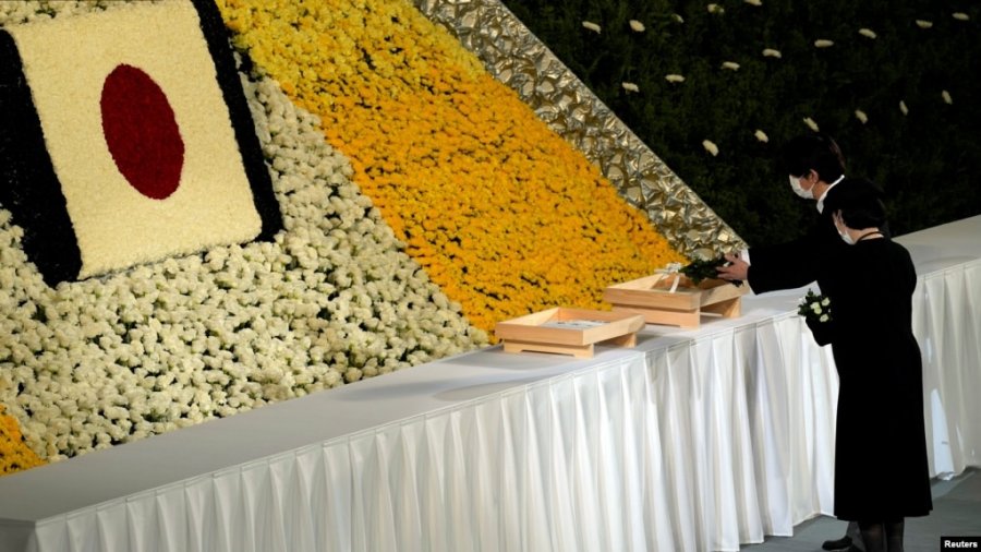 Opozita bojkotoi funeralin/ Japonia nderon Aben, teksa varrimi shtetëror nxit protesta