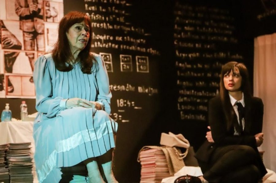 'Mes çarçafëve' e Teatrit Shëtitës 'Çajupi', me regji të Kiço Londo gati për në skenë