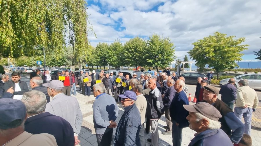 Pogradec, protestojnë pensionistët dhe minatorët