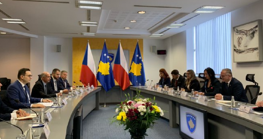 Ministri çek flet për takimin me ambasadorin Szunyog dhe zv/kryeministrin Bislimi