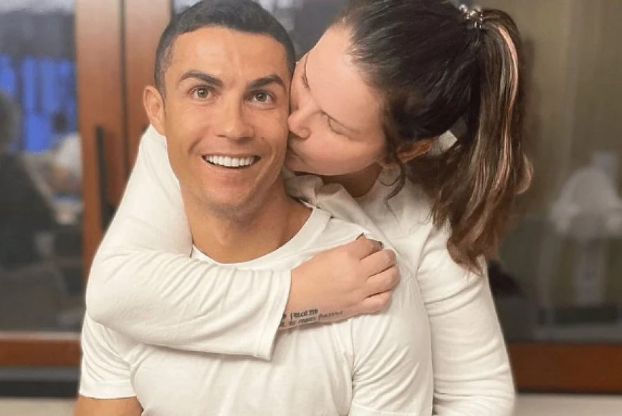 Forma e dobët dhe hedhja e shiritit të kapitenit, motra i del në krah Ronaldos dhe sulmon tifozët e Portugalisë