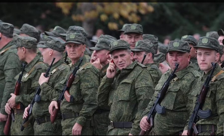 'Ushtria e babait' të Putinit: Rezervistët e moshuar rreshtohen për të shkuar në luftë