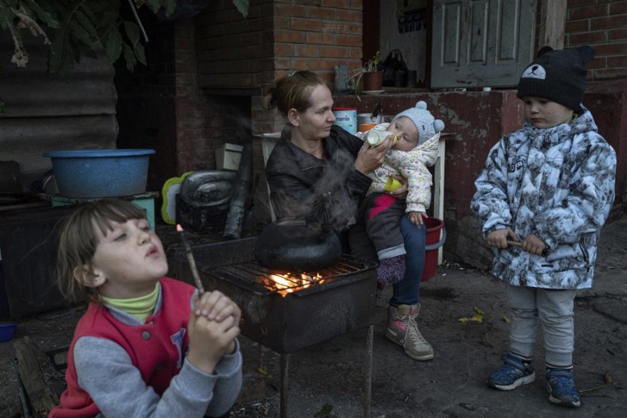 Qindra fëmijë nga Ukraina Lindore mbahen peng në kampet ruse