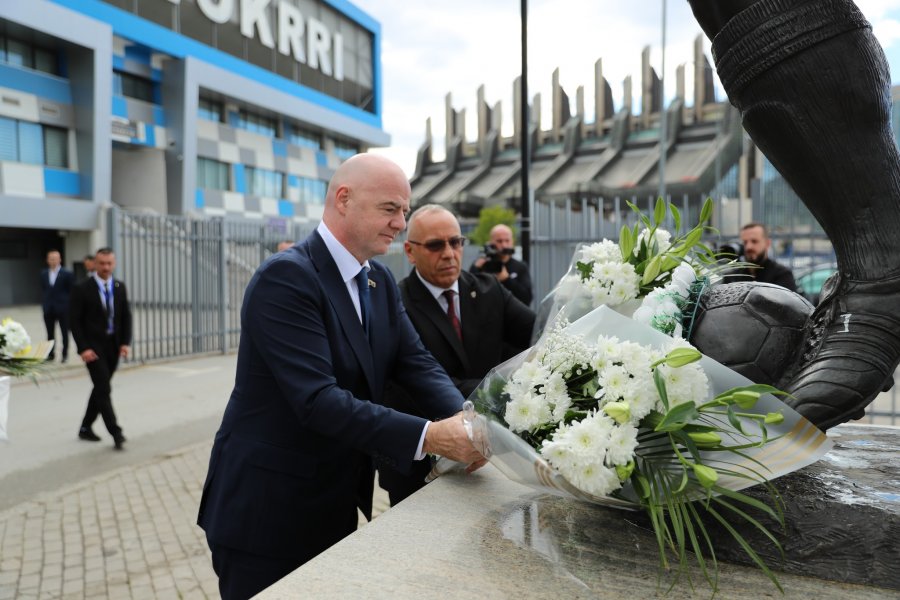 FOTO-VIDEO/ Presidenti i FIFA-s nis vizitën e tij të parë zyrtare në Kosovë, bën homazhe te shtatorja e Fadil Vokrrit