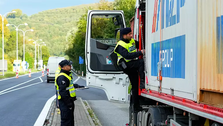 Çekia rivendos kontrollet në kufirin me Sllovakinë, shkak migracioni i paligjshëm 