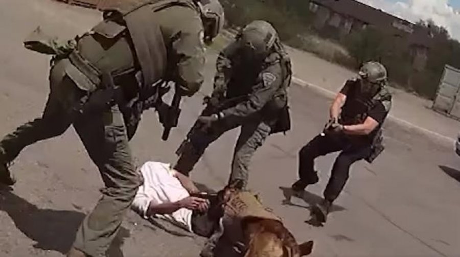 VIDEO - Pamje të rënda/ I drejtoi armën në kokë qenit të policisë, oficeri qëllon për vdekje 49-vjeçarin