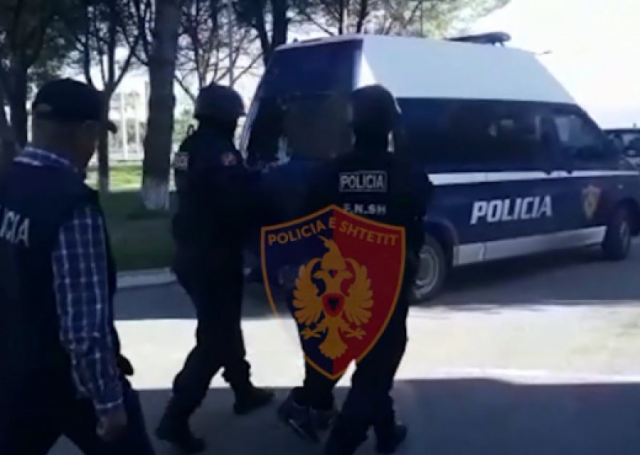 EMRAT/ ‘3 emigrantë në makinë’, arrestohen në flagrancë 2 persona në aksin Tepelenë-Fier