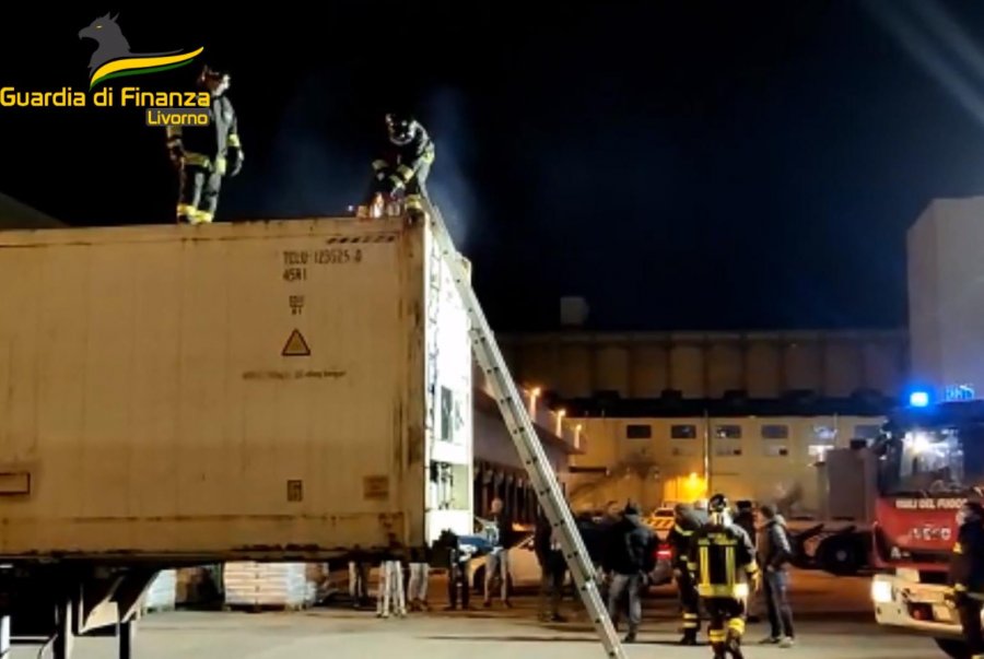 VIDEO/ Momenti i zbulimit të kontenierit me 53 kg kokainë të shqiptarëve, që vinte nga Amerika e Jugut