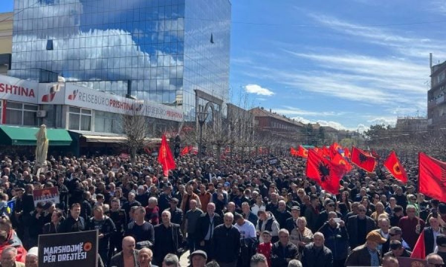 Kosovë/ Mijëra qytetarë derdhën në shesh, marshim në mbështetje të luftës së UÇK-së