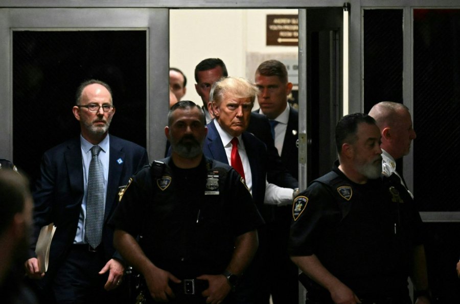 FOTO/ Momenti kur Trump del nga zyra e prokurorit dhe futet në gjyq