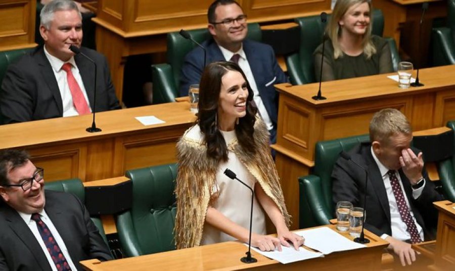 ‘Fjalimi i lamtumirës’/ Ish-kryeministrja e Zelandës së Re largohet e emocionuar nga parlamenti