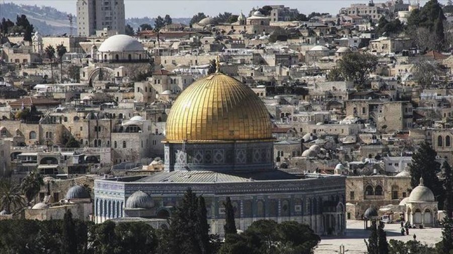 Forcat izraelite sulmojnë besimtarët në xhami, të paktën 400 të arrestuar