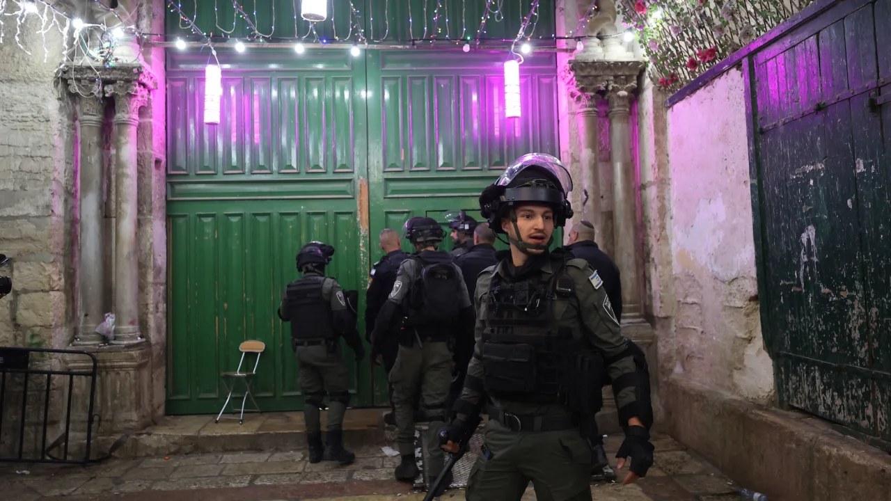 Forcat izraelite sulmojnë xhaminë al-Aksa në Jerusalem