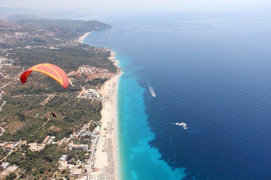 Turisti çek humb jetën gjatë hedhjes me parashutë