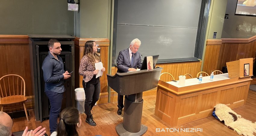 Profesori Zymer Neziri mban ligjëratë për eposin e kreshnikëve në Harvard