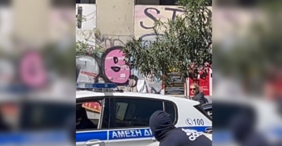 VIDEO - Athinë/ Momenti kur anarkistët sulmojnë makinën e policisë, polici qëllon me armë në ajër për ti zmbrapsur