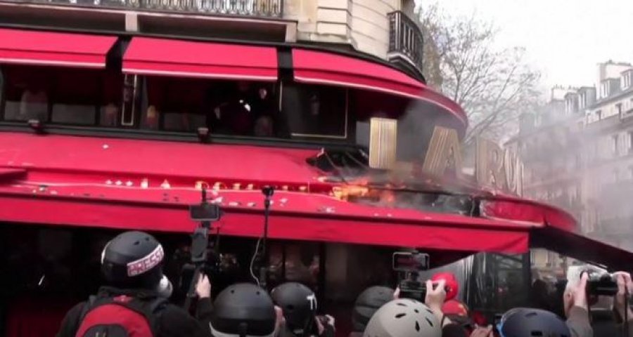 VIDEO/ Protestuesit në Paris i vënë flakën restorantit të preferuar të presidentit Macron