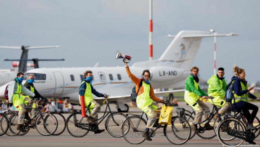 Amsterdami ndalon avionët privatë dhe fluturimet e natës