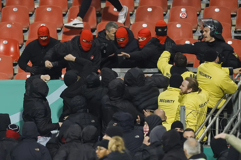 Kaos në ndeshjen e Kupës së Gjermanisë: Tifozët për pak sa nuk rrëzuan tribunat dhe u përleshën me njëri-tjetrin