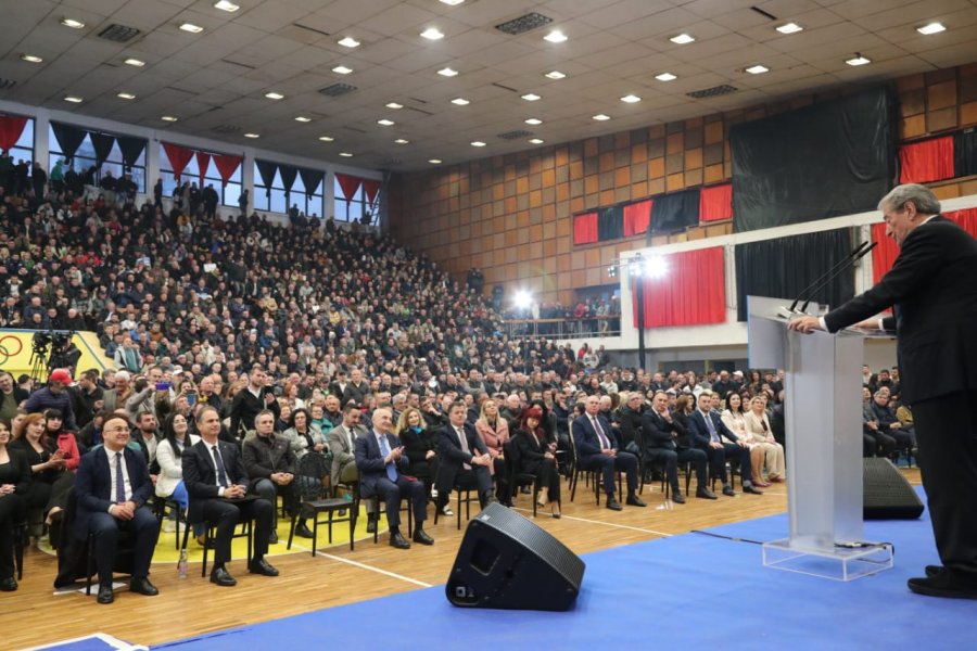 Takimi i jashtëzakonshëm i opozitës në Elbasan/ Edhe Damian Gjiknuri e ndjek live