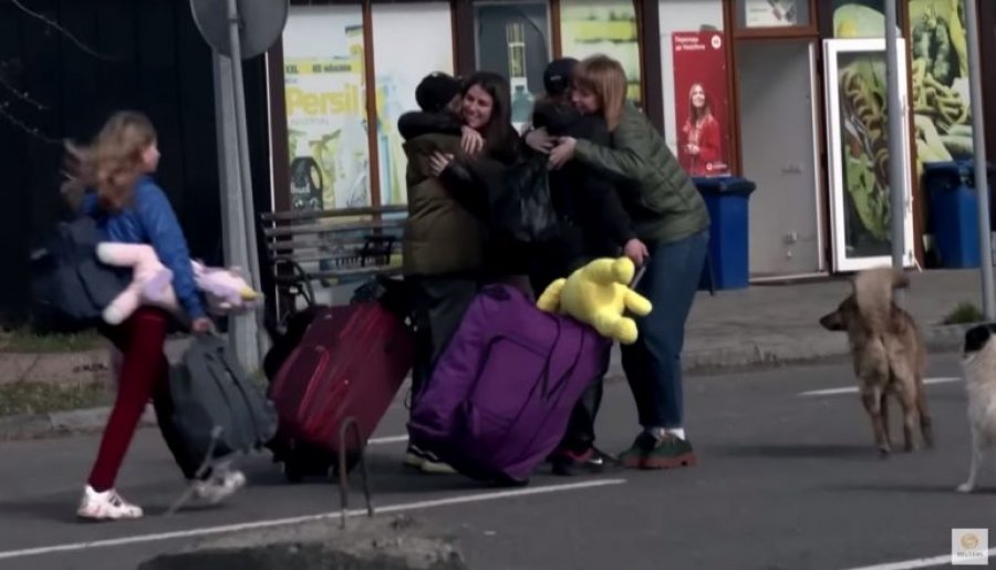 VIDEO - Përqafime e lot/ U ‘rrëmbyen’ nga Rusia, ja momenti kur fëmijët ukrainas bashkohen me prindërit