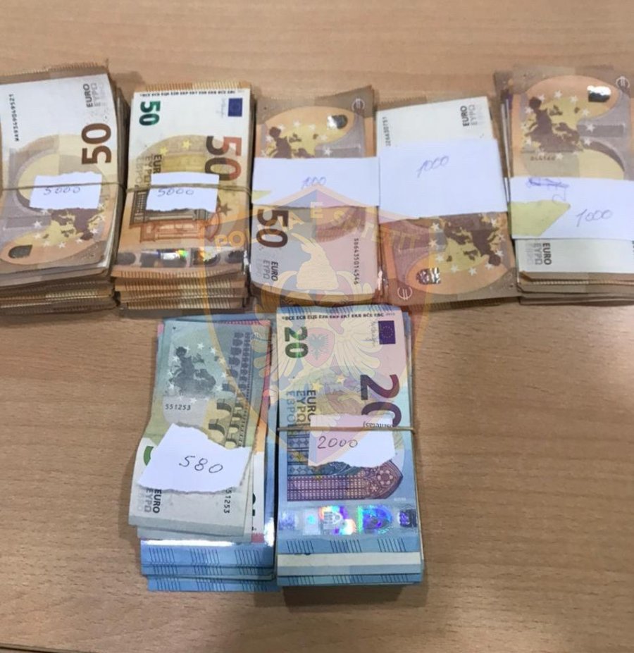 Tentoi të kalonte kufirin pa deklaruar paratë, procedohet penalisht i riu me mbi 15 mijë euro në Kapshticë
