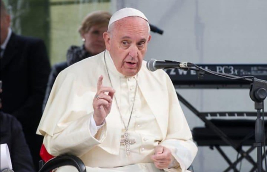 Papa Françesku lumturon familjen polake për strehimin e hebrenjve gjatë LIIB