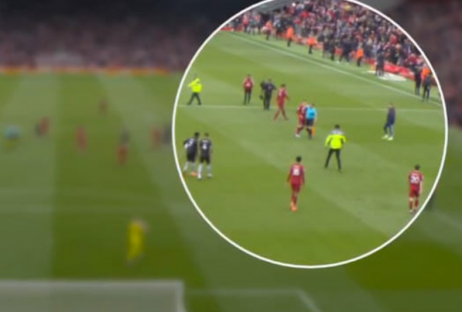 VIDEO/ Incident i turpshëm në Liverpool-Arsenal, gjyqtari anësor godet Robertson me bërryl