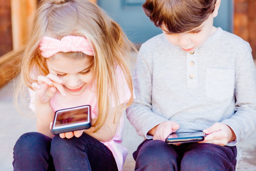‘Jo telefon deri 4 vjeç’/ Ekspertët ngrejnë alarmin dhe mesazhi për prindërit: Ndalon zhvillimin e fëmijës