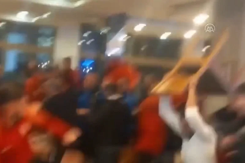 VIDEO/ Kaos në Turqi, huliganët sulmojnë lojtarët gjatë iftarit sepse humbën ndeshjen
