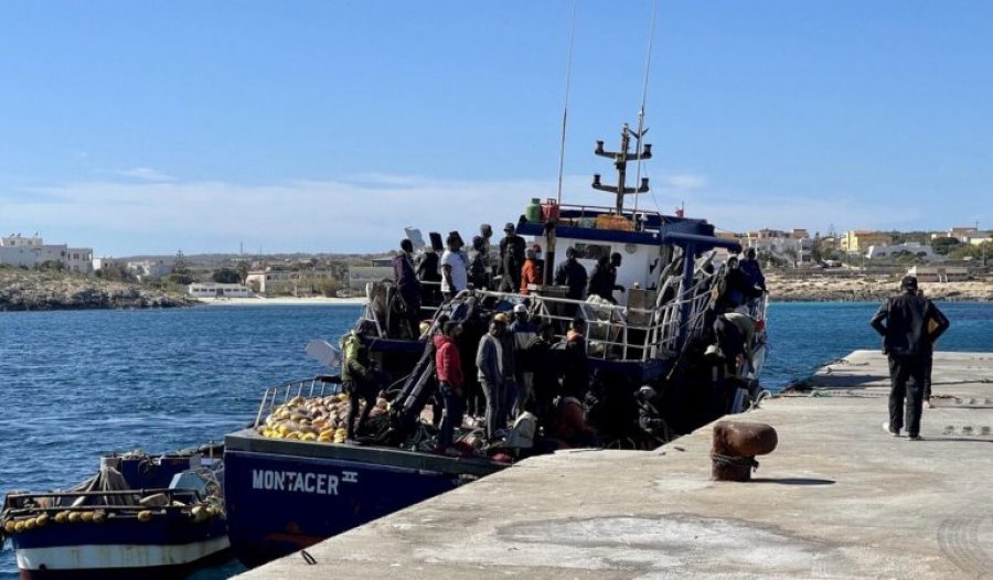 Zbarkime të reja në Lampedusa/ 1000 emigrantë mbërritën në Itali në ditën e Pashkëve