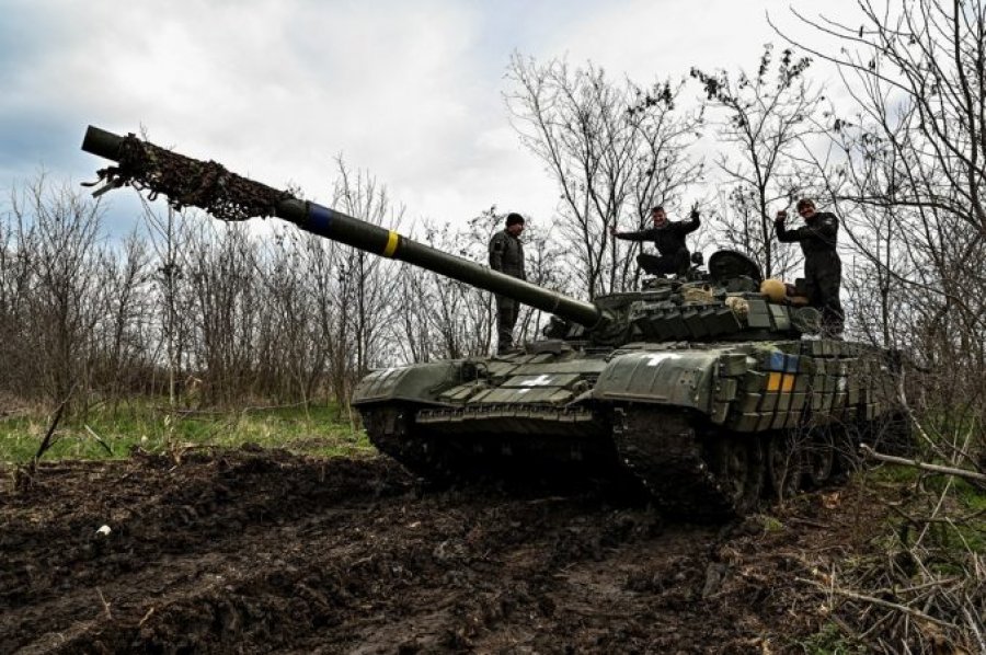 Dokumentet e zbuluara të inteligjencës amerikane: Trupat ruse premtuan bonus për shkatërrimin e tankeve të furnizuara nga NATO