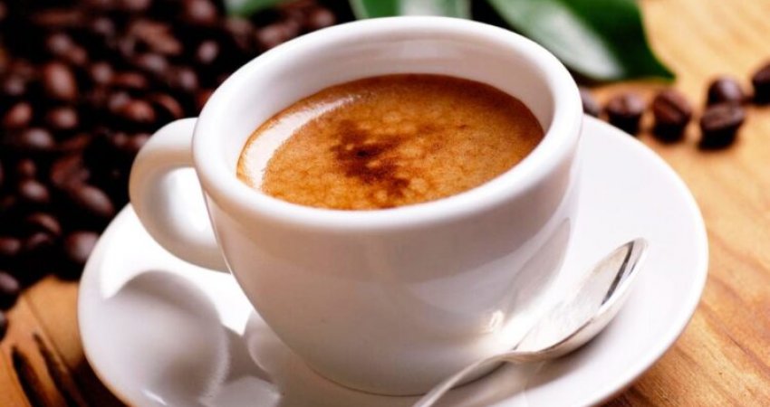 A është e rrezikshme të pish kafe me stomakun bosh?