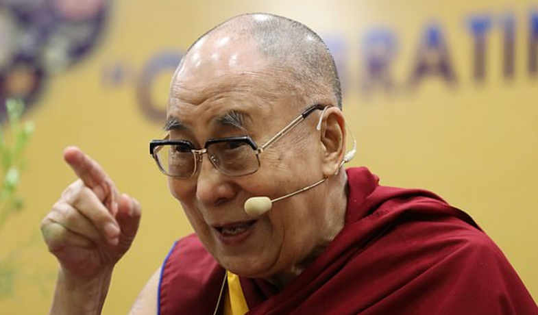 Që nga puthja me djalin e mitur deri tek emigrantët: Të gjitha herët kur Dalai Lama ka ndezur debat