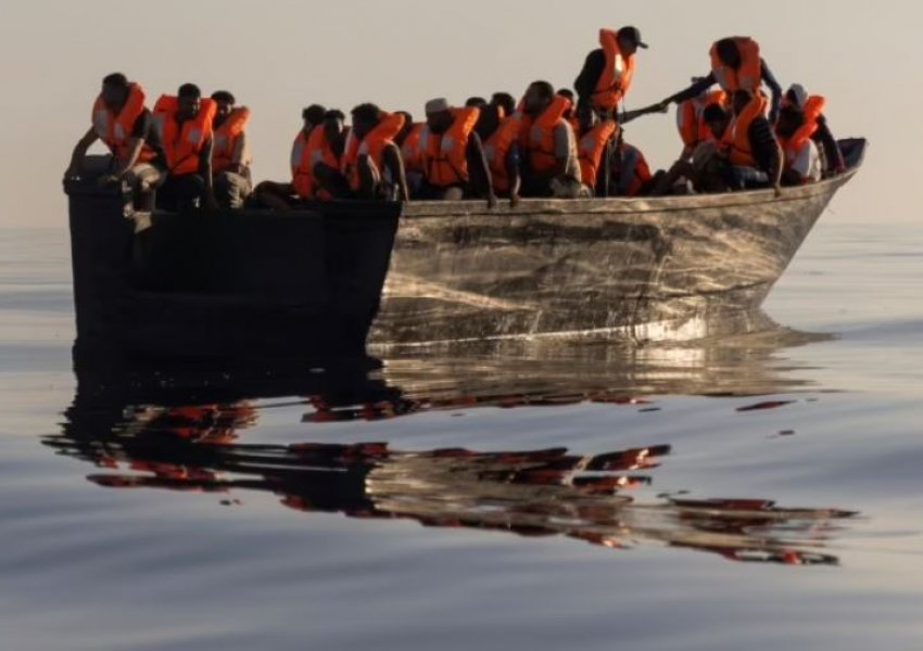 Britania në alarm/ Mijëra azilkërkues shqiptarë që kaluan Kanalin me varka të vogla duket se po ikin nga hotelet
