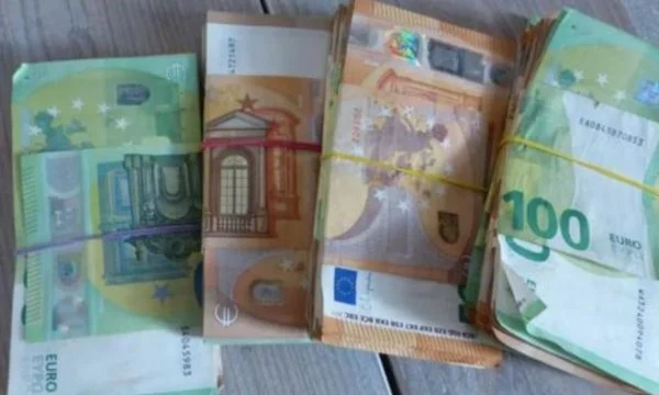 Gjesti i rrallë, gruaja gjen çantën me mijëra euro dhe e dorëzon në polici