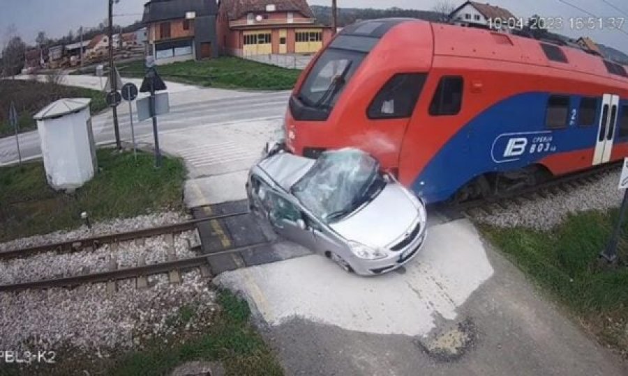 VIDEO/ Aksident i tmerrshëm në Serbi, treni godet një veturë, vdes shoferja e automjetit