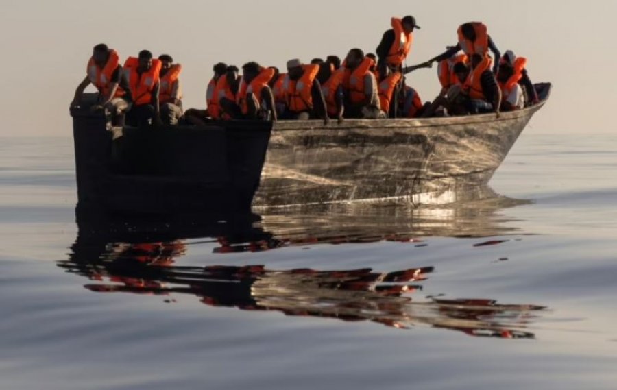 Britania në alarm/ Mijëra azilkërkues shqiptarë që kaluan Kanalin me varka të vogla duket se po ikin nga hotelet