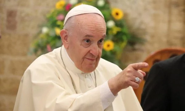 Papa Françesku pro aplikacioneve për takime: Është normale dhe është shumë mirë