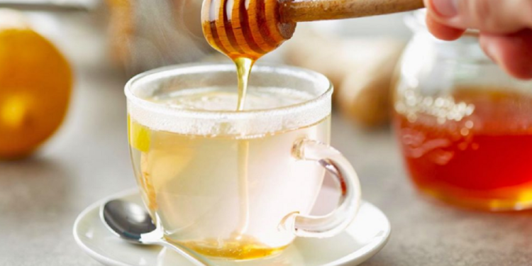 Ujë, mjaltë e limon esëll në mëngjes për imunitet të fortë