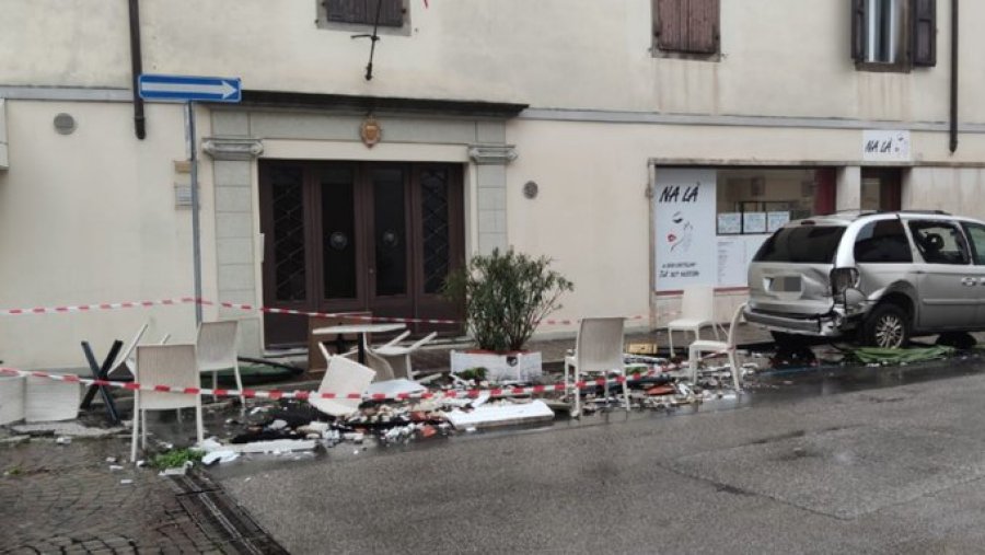 'Sikur shpërtheu bomba'/ Humbi kontrrollin e makinës, lojtari 20 vjeçar shkatërron një bar në Udine