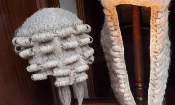 Pse gjyqtarët dhe avokatët mbanin paruke në kohët e vjetra?