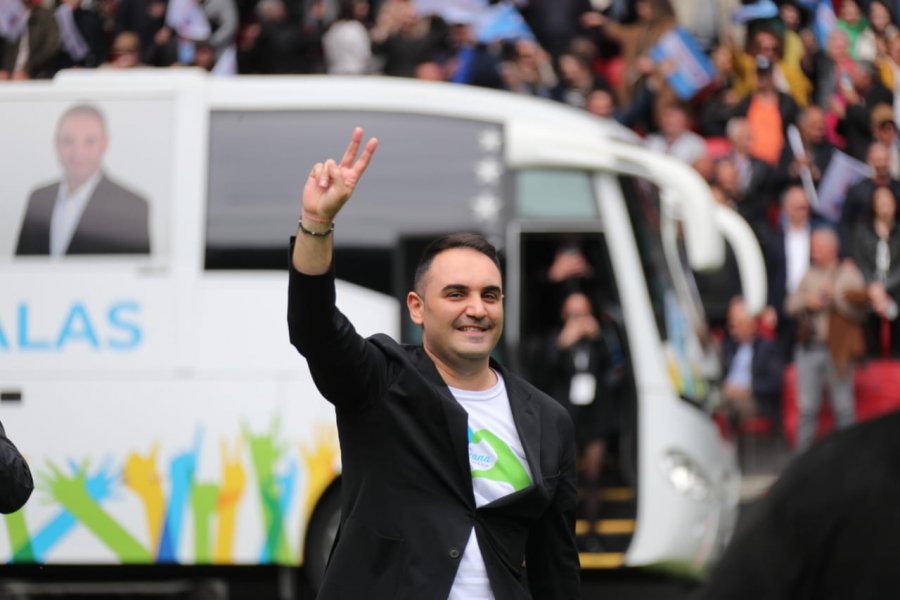 Këlliçi arrives on a white bus at the candidate’s introduction as a symbol of his promise for free public transportation
