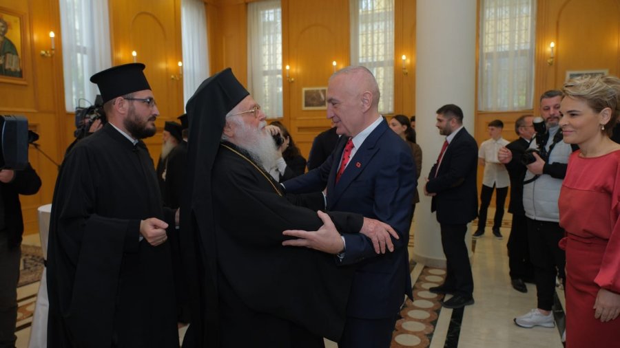 Meta dhe Kryemadhi urojnë besimtarët ortodoksë për pashkët