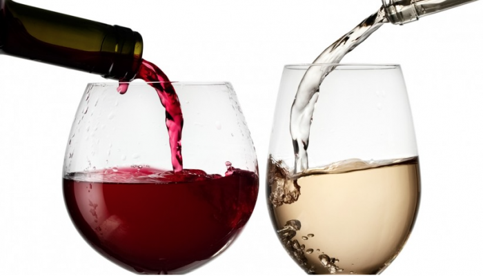 Verë e kuqe apo e bardhë? Cila është zgjedhja më e shëndetshme?