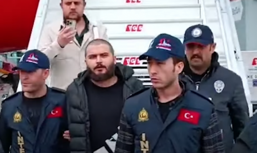 VIDEO/ Pas ekstradimit, bosi i kriptomonedhave Faruk Ozer mbërrin në Turqi, mediat nxjerrin pamjet