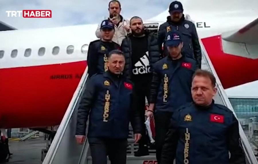 VIDEO/ U ekstradua nga Shqipëria, momenti kur ‘bosi’ i kriptomonedhave mbërrin në Turqi