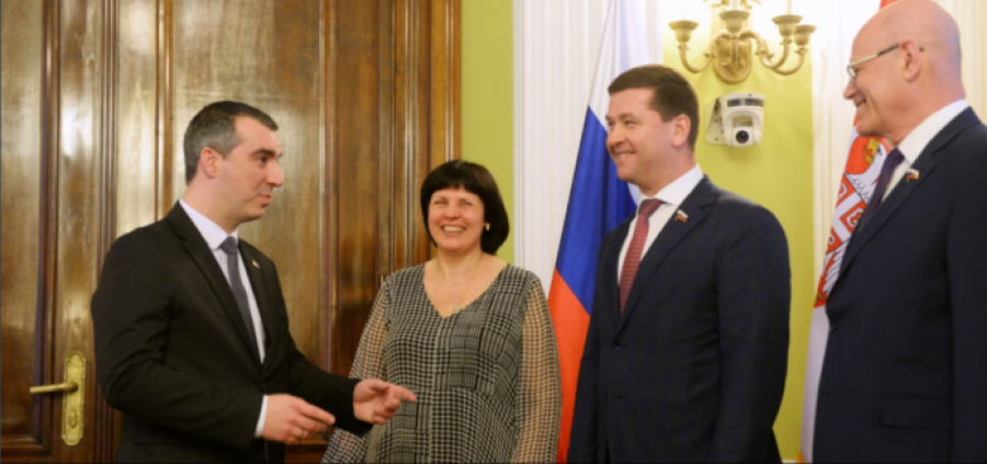 Për deputetët e sanksionuar rusë, parlamenti serb hapi dyert 